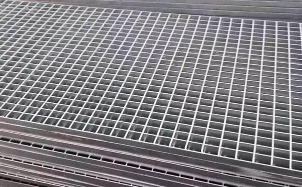 >日照加工钢格栅沟盖板工厂安全生产  钢格板作为重要的建材产品,国内